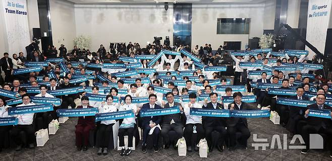 [서울=뉴시스] 조성우 기자 = 22일 오후 송파구 올림픽파크텔에서 열린 2026 밀라노 동계올림픽 선수단 결단식에서 최휘영 문화체육관광부 장관과 유승민 대한체육회장, 최민정 대표선수, 이수경 단장 등 출전 선수와 감독을 비롯한 참석자들이 단체 기념촬영을 하고 있다. 2026.01.22. xconfind@newsis.com