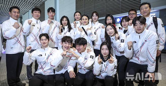 [인천공항=뉴시스] 정병혁 기자 = 유승민 대한체육회장이 30일 인천국제공항 제2터미널에서 2026 밀라노·코르티나담페초 동계올림픽에 출전하는 선수단과 기념촬영을 하고 있다. 2026.01.30. jhope@newsis.com