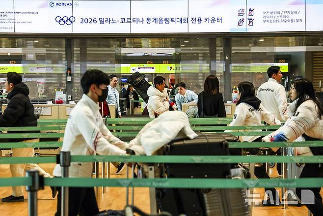 [인천공항=뉴시스] 정병혁 기자 =  2026 밀라노·코르티나담페초 동계올림픽에 출전하는 대한민국 선수단이 30일 인천국제공항 제2터미널을 통해 출국하기에 앞서 출국수속을 하고 있다. 2026.01.30. jhope@newsis.com