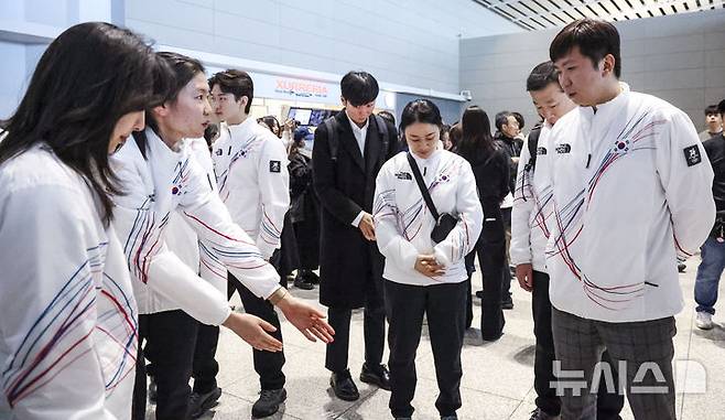 [인천공항=뉴시스] 정병혁 기자 = 유승민 대한체육회장이 30일 인천국제공항 제2터미널에서 2026 밀라노·코르티나담페초 동계올림픽에 출전하는 선수단과 대화를 나누고 있다. 2026.01.30. jhope@newsis.com