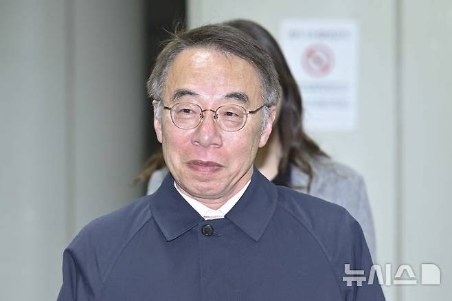 [서울=뉴시스] 김근수 기자 =  ‘사법농단’ 의혹을 받는 임종헌 전 법원행정처 차장이 27일 서울 서초구 서울고등법원에서 열린 직권남용 권리행사 방해 등 혐의 항소심 선고공판을 마치고 청사 밖으로 나서고 있다.임 전 법원행정처 차장은 2심 항소심 선고공판에서 징역 2년, 집행유예 3년을 선고 받았다. (공동취재) 2025.11.27. photo@newsis.com