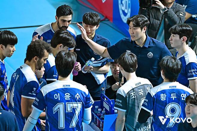 [서울=뉴시스] 남자 프로배구 삼성화재의 고준용 감독대행이 7일 대전충무체육관에서 열린 진에어 2025~2026 V-리그 남자부 KB손해보험과의 경기 작전타임에 선수들에게 지시를 내리고 있다. (사진=KOVO 제공) 2026.01.07. *재판매 및 DB 금지
