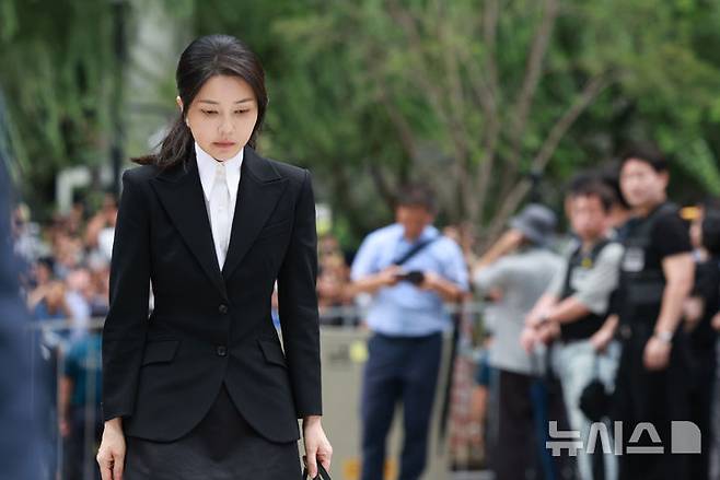 [서울=뉴시스] 이영환 기자 = 도이치모터스 주가조작 연루 의혹 등을 받는 김건희 여사가 지난해 8월 6일 오전 서울 종로구 김건희 특검팀(특별검사 민중기)사무실에 피의자 신분으로 소환되고 있다. 2025.08.06. 20hwan@newsis.com