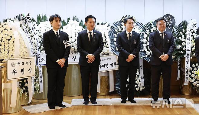 [서울=뉴시스] 사진공동취재단 = 30일 오전 서울 종로구 서울대학교병원 장례식장에 마련된 고(故) 이해찬 전 국무총리의 빈소에서 정청래 더불어민주당 대표 등이 조문객을 맞이하고 있다. 2026.01.29. photo@newsis.com