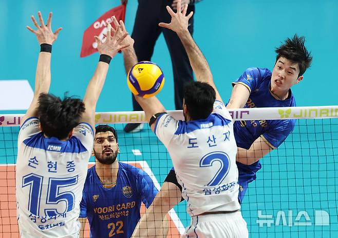 [서울=뉴시스] 이영환 기자 = 30일 오후 서울 중구 장충체육관에서 열린 2025-2026 V리그 우리카드 우리WON과 삼성화재 블루팡스의 경기, 우리카드 김지한이 삼성화재 손현종과 도산지의 블로킹을 피해 공격을 하고 있다. 2026.01.30. 20hwan@newsis.com