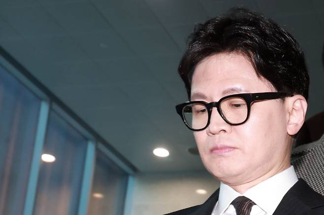 국민의힘에서 제명된 한동훈 전 대표가 29일 국회 소통관에서 제명 결정과 관련해 기자회견을 마친 뒤 이동하고 있다. 황진환 기자