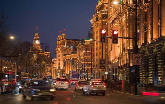 서양 열강의 조계가 상하이에 설치되면서 다양한 유럽풍의 건축물들이 와이탄 거리를 따라 건설되어 현재까지 남아 있다. 상하이를 상징하는 장소이자 명소가 된 와이탄은 여행자들이 가장 많이 방문하는 아름다운 거리이며 야경이 특히 아름답다.