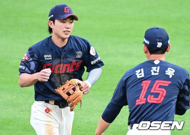 [OSEN=수원, 조은정 기자]12일 오후 수원 KT위즈파크에서 ‘2025 신한 SOL Bank KBO리그’ KT 위즈와 롯데 자이언츠의 경기가 열렸다.이날 홈팀 KT의 선발투수는 소형준, 방문팀 롯데는 김진욱이 나선다.1회말 2사 1루 롯데 유격수 전민재가 KT 로하스의 타구에 좋은 수비를 펼친 뒤 김진욱의 감사 인사를 받고 있다. 2025.06.12 /cej@osen.co.kr