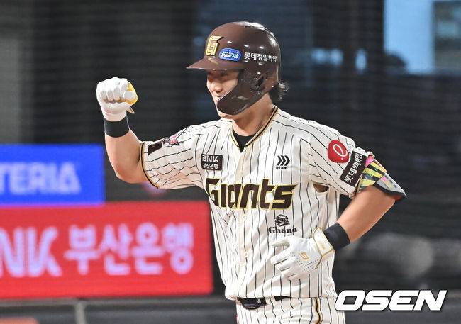 [OSEN=부산, 이석우 기자] 26일 부산 사직야구장에서 2025 신한 SOL 뱅크 KBO 리그 롯데 자이언츠와 삼성 라이온즈의 경기가 열렸다. 홈팀 롯데는 박준우가, 방문팀 삼성은 원태인이 선발 출전했다.롯데 자이언츠 전민재가 6회말 1사 좌월 역전 솔로 홈런을 치고 하이파이브를 하고 있다. 2025.09.26 / foto0307@osen.co.kr