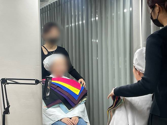 지난 26일 서울 중구 명동에 있는 메이크업 스튜디오에서 한 일본인이 퍼스널 컬러 진단을 받고 있다. 윤성연 기자