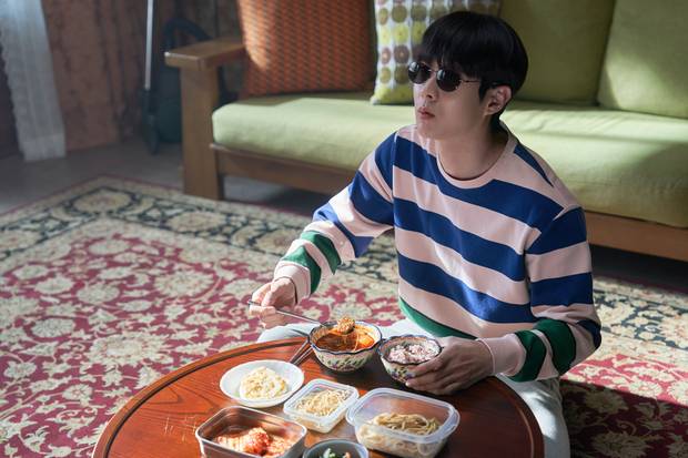 영화 ‘넘버원’의 스틸컷. 어느날 갑자기 엄마의 밥을 먹으면 숫자가 보이기 시작한 하민(최우식)이 숫자를 보지 않기 위해 선글라스를 쓰고 밥을 먹고 있다. 사진 제공=바이포엠스튜디오