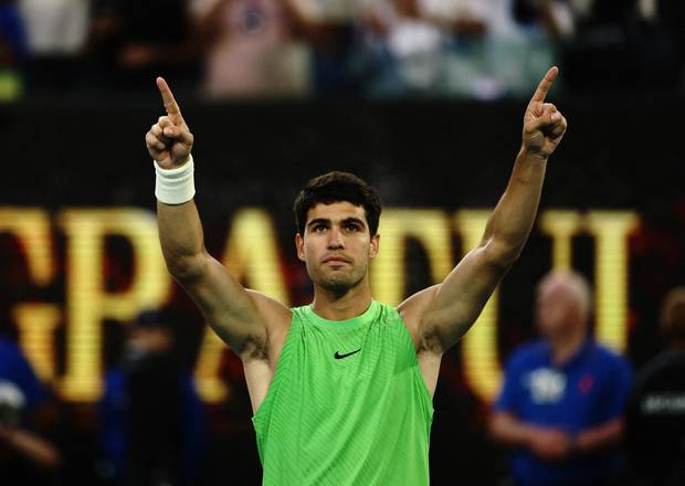 카를로스 알카라스가 호주오픈 결승행을 확정 지은 뒤 기뻐하고 있다. 로이터연합뉴스