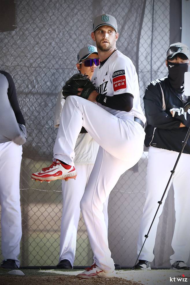 KT 외국인 투수 케일럽 보쉴리가 29일 호주 질롱 베이스볼 센터에서 열린 스프링캠프 도중 불펜피칭을 소화하고 있다. 사진제공|KT 위즈