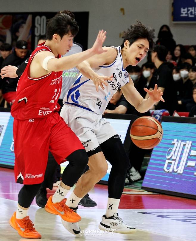 [한번에쓱]'결정적인 한방이나 승부처는 이럴때 쓰는 말' 문유현의 당돌한 돌파는 이원석의 슛블록으로 저지당하고