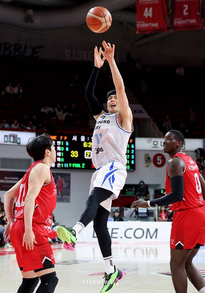 [한번에쓱]'결정적인 한방이나 승부처는 이럴때 쓰는 말' 문유현의 당돌한 돌파는 이원석의 슛블록으로 저지당하고