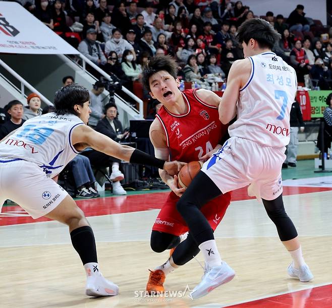 [한번에쓱]'결정적인 한방이나 승부처는 이럴때 쓰는 말' 문유현의 당돌한 돌파는 이원석의 슛블록으로 저지당하고