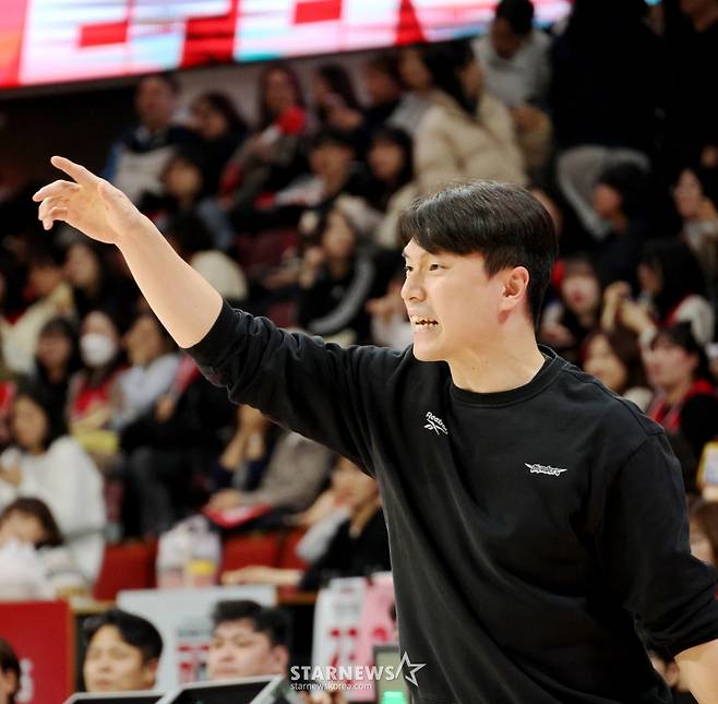 [한번에쓱]'결정적인 한방이나 승부처는 이럴때 쓰는 말' 문유현의 당돌한 돌파는 이원석의 슛블록으로 저지당하고