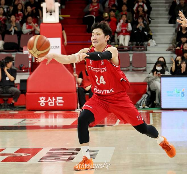 [한번에쓱]'결정적인 한방이나 승부처는 이럴때 쓰는 말' 문유현의 당돌한 돌파는 이원석의 슛블록으로 저지당하고