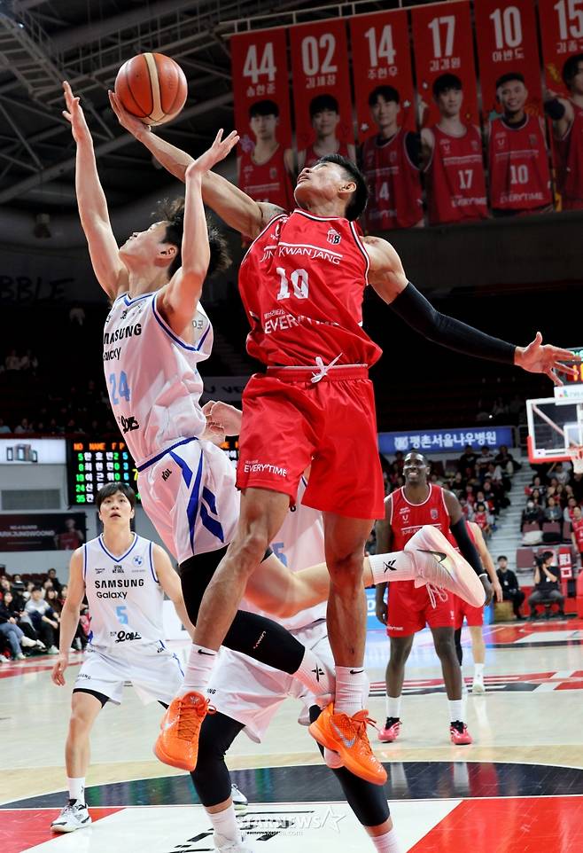 [한번에쓱]'결정적인 한방이나 승부처는 이럴때 쓰는 말' 문유현의 당돌한 돌파는 이원석의 슛블록으로 저지당하고