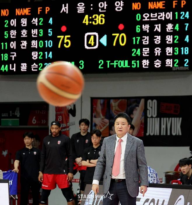 [한번에쓱]'결정적인 한방이나 승부처는 이럴때 쓰는 말' 문유현의 당돌한 돌파는 이원석의 슛블록으로 저지당하고