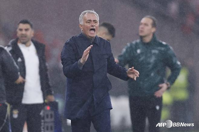 조세 무리뉴 벤피카 감독이 지난 29일(한국시간) 포르투갈 리스본의 이스타디우 다 루스에서 열린 레알 마드리드와의 '2025~2026시즌 유럽축구연맹(UEFA) 챔피언스리그(UCL)' 리그 페이즈 8차전에서 선수들에게 지시하고 있다. /AFPBBNews=뉴스1