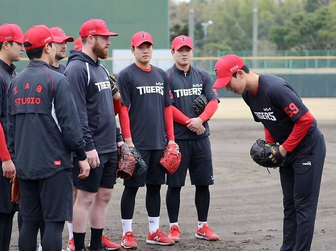 양수호(오른쪽)가 KIA 타이거즈 선수들에게 인사를 하는 모습을 인공지능(AI)를 활용해 합성했다. /사진=KIA 타이거즈 제공 이미지 AI 활용