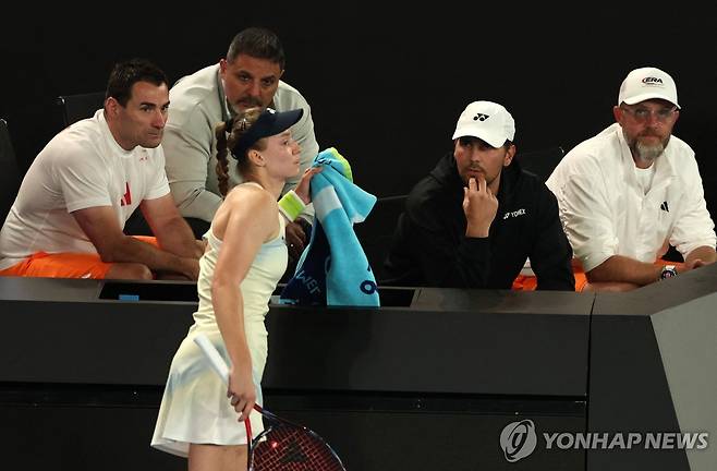 부코프 코치(오른쪽에서 두 번째)의 지시를 듣는 리바키나 [로이터=연합뉴스]