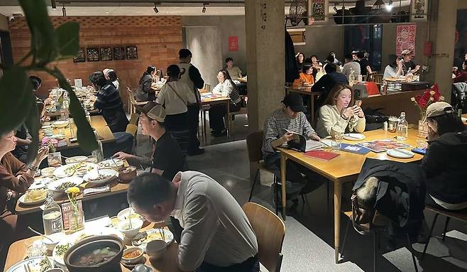 美장관·英총리 찾은 베이징 골목식당 내부 (베이징=연합뉴스) 한종구 특파원 = 29일 오후 중국 베이징 싼리툰 골목에 자리잡은 한 윈난 요리 전문 식당 내부 모습. 이 식당은 2023년 재닛 옐런 미국 재무장관에 이어 28일 키어 스타머 영국 총리가 방문한 곳이다.