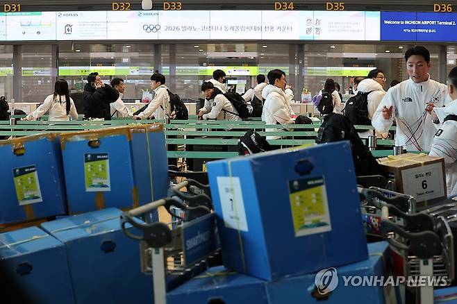 밀라노ㆍ코르티나 올림픽 대한민국 선수단 본단 출국 수속 (영종도=연합뉴스) 서대연 기자 = 2026 제25회 2026 밀라노·코르티나담페초 동계올림픽에 참가하는 대한민국 선수단 본단이 30일 인천국제공항 제2여객터미널에서 출국 수속을 밟고 있다. 2026.1.30 dwise@yna.co.kr