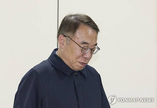 2심도 징역형 집행유예 선고 받은 임종헌 전 법원행정처 차장 (서울=연합뉴스) 신현우 기자 = 이른바 '사법농단'의 최상위 실행자로 지목돼 1심에서 징역형 집행유예를 선고받은 임종헌 전 법원행정처 차장이 27일 서울고등법원에서 직권남용 권리행사 방해 혐의 사건 항소심 선고공판을 마친 뒤 청사를 떠나고 있다. 2025.11.27 [공동취재] nowwego@yna.co.kr