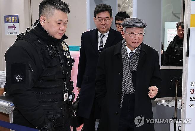 법원 나서는 양승태 전 대법원장 (서울=연합뉴스) 한종찬 기자 = 양승태 전 대법원장이 30일 서울 서초구 서울고등법원에서 열린 '사법농단 혐의' 2심 선고 공판에서 징역 6개월에 집행유예 1년을 선고 받은 후 법원 청사를 나서고 있다. 2026.1.30 [공동취재] saba@yna.co.kr