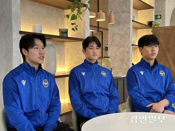인천 유나이티드가 동계 전지훈련을 진행 중인 스페인 안달루시아에서 신인 선수 이준섭, 오준엽, 왕민준이 취재진과 인터뷰를 진행하고 있다. / 백효은기자100@kyeongin.com