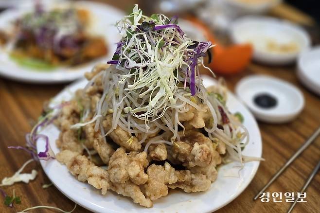 “누가 요즘 유린기 먹니?” 이 집의 시그니처 메뉴는 돼지고기를 사용한 유린탕수육이다. /황성규기자 homerun@kyeongin.com