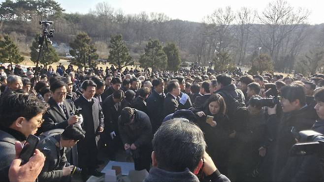 우원식 국회의장과 김민석 총리, 이강진 시당 갑구지역위원장 등의 인사들이 고인의 마지막 가는 그 길에 함께 하고 있다. 사진=이희택 기자.