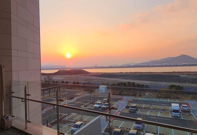 낙동아트센터 3층 테라스는 서낙동강변의 일몰을 감상할 수 있는 최적의 장소이다. 김일택 낙동아트센터 공연기획계장이 직접 일몰 순간의 사진을 찍었다. 낙동아트센터 제공