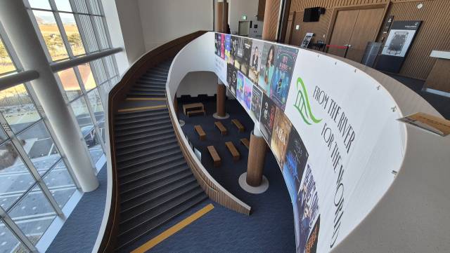 낙동아트센터 2층과 3층을 연결하는 계단. 우아한 디자인으로 많은 관객들이 포토존으로 활용하고 있다. 박석호 기자