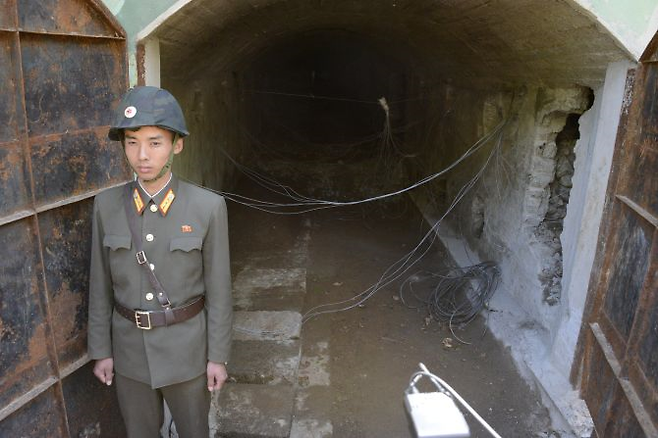 국정원도 몰랐다'' 북한 주민이 폭로한 한국에 파놓은 땅굴 개수 | 오버히트