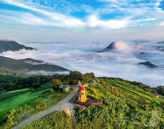빠듯한 일정 대신 여백 있는 하루, 유명 관광지보다 ‘나만의 무드’를 담을 수 있는 여행을 찾는 흐름 속에서 경북 군위군이 조용히 머무는 여행지로 주목받고 있다.사진은 화산산성(군위군 제공. 재판매 및 DB금지) /뉴스1