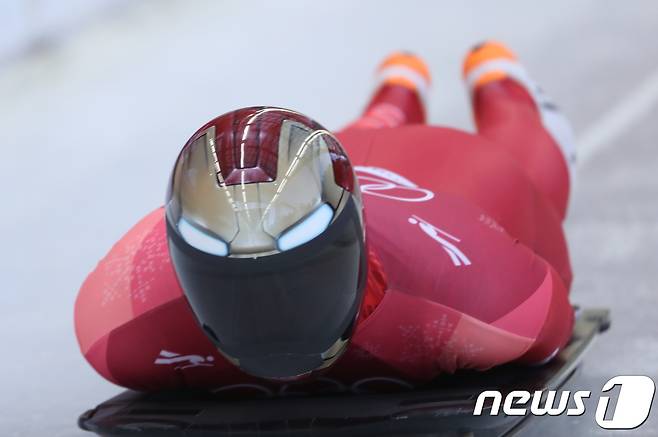 대한민국 윤성빈이 16일 강원도 평창군 올림픽슬라이딩센터에서 열린 2018 평창동계올림픽 스켈레톤 남자 결승 3차 주행에서 힘차게 출발하고 있다. 2018.2.16/뉴스1 ⓒ News1 허경 기자