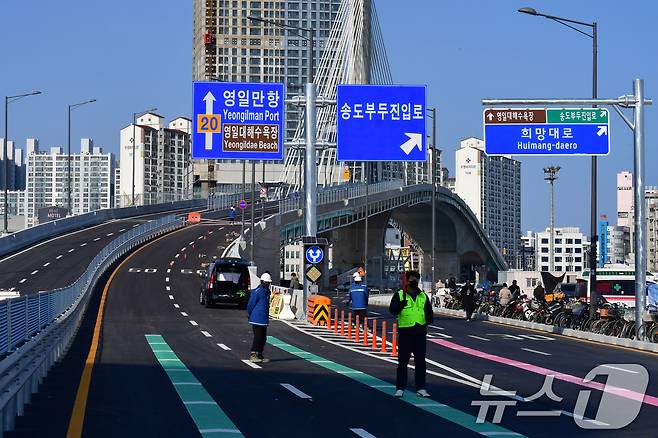 31일 오후 경북 포항시 송도동(송도해수욕장)과 항구동(영일대해수욕장)을 연결하는 해오름대교 임시 개통식이 송도 방향에서 열리고 있다.  2026.1.31/뉴스1 ⓒ News1 최창호 기자