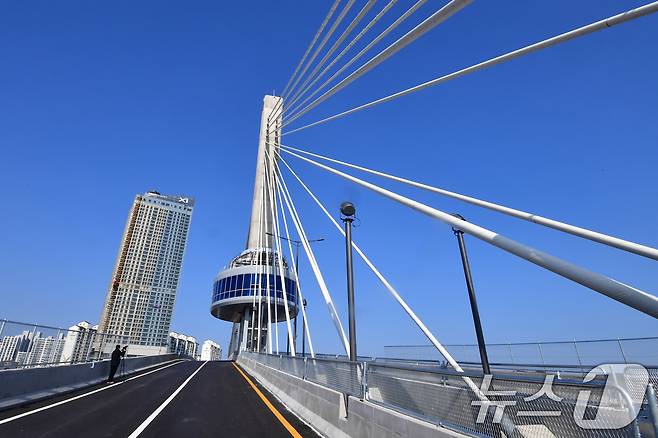 31일 오후 경북 포항시 송도동(송도해수욕장)과 항구동(영일대해수욕장)을 연결하는 해오름대교 임시 개통식이 송도 방향에서 열리고 있다. 2026.1.31/뉴스1 ⓒ News1 최창호 기자