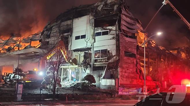 30일 오후 2시 55분쯤 충북 음성군 맹동면 한 펄프공장에서 화재가 발생해 소방 당국이 대응 2단계를 발령하고 화재 진화 작업을 하고 있다. 진화 작업과 함께 연락이 두절됐던 외국인 근로자 2명의 실종자 수색 작업이 진행 중이다.2026.1.30/뉴스1 ⓒ News1 임양규 기자