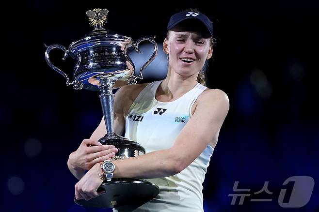 리바키나, 사발렌카 꺾고 호주오픈 정상…3년 전 결승 패배 설욕