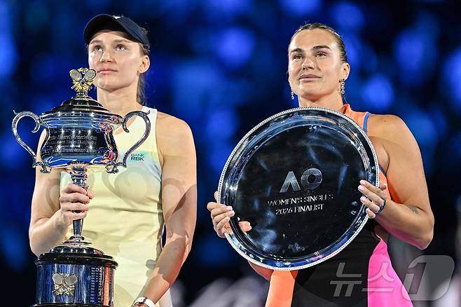 엘레나 리바키나(왼쪽)가 31일 호주 멜버른에서 열린 2026 호주오픈 여자 단식 결승에서 세계 랭킹 1위 아리나 사발렌카에 2-1로 이겼다. ⓒ AFP=뉴스1