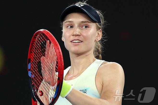 엘레나 리바키나가 31일 호주 멜버른에서 열린 2026 호주오픈 여자 단식 결승에서 세계 랭킹 1위 아리나 사발렌카에 2-1로 이겼다. ⓒ AFP=뉴스1