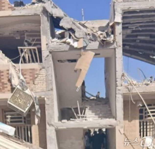 31일 이란 남부 걸프 해안의 항구도시 반다르아바스의 한 건물이 폭발로 파괴됐다. (소셜미디어 엑스)