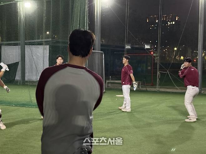 박병호 코치가 선수들이 페트병 스윙하는 모습을 지켜보고 있다. 가오슝 | 박연준 기자 duswns0628@sportsseoul.com