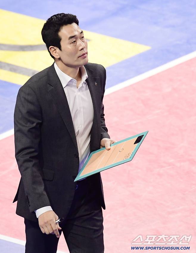 28일 화성 종합실내체육관에서 열린 V리그 여자부 IBK기업은행과 정관장의 경기. 비디오판독 기다리는 정관장 고희진 감독. 화성=송정헌 기자songs@sportschosun.com/2025.12.28/