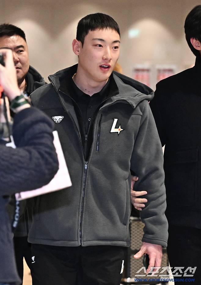19일 오전 SSG 랜더스 선수들이 인천공항 제2터미널을 통해 1차 캠프지 미국 플로리다로 출국했다. 출국을 준비하고 있는 최지훈. 인천공항=송정헌 기자songs@sportschosun.com/2026.01.19/