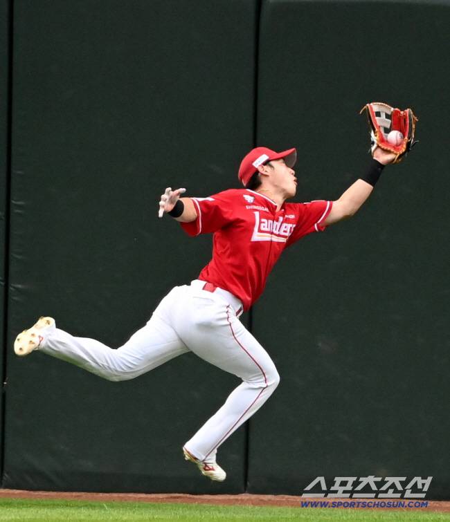 10일 부산 사직야구장에서 열린 SSG와 롯데의 경기, 1회말 1사 1루 SSG 중견수 최지훈이 롯데 고승민의 타구를 잡아내고 있다. 부산=허상욱 기자wook@sportschosun.com/2025.08.10/